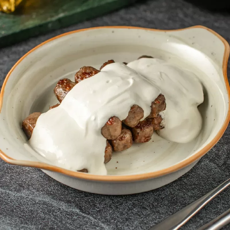 Ćevapi in sauce with kajmak